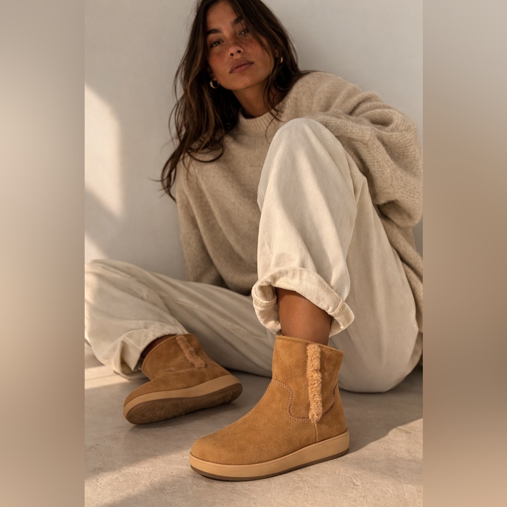 Olukai Pa’ina Hulu Shearling Lined Waterproof Tan Leather Booties Women’s Size 9